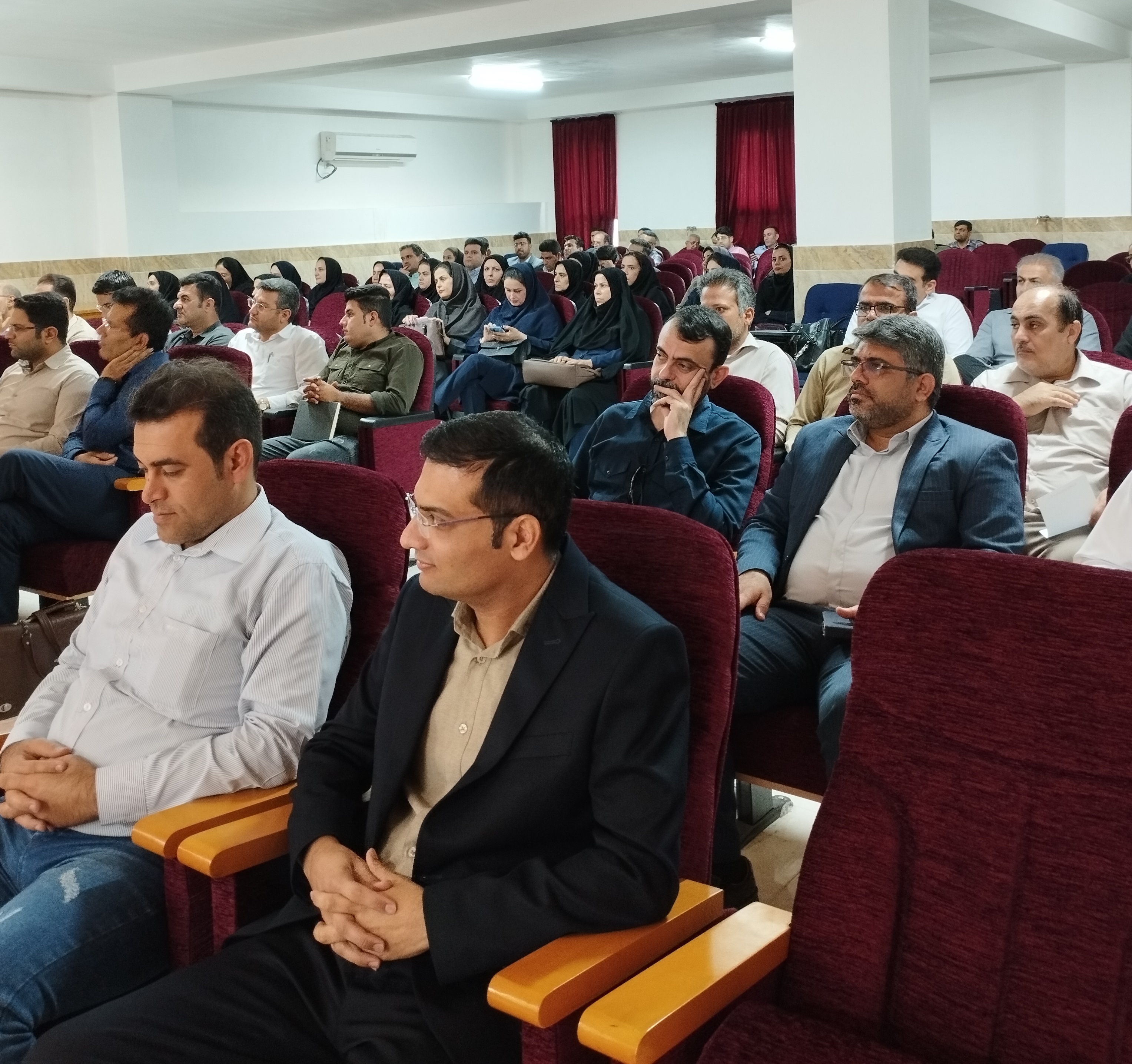 جلسه توجیهی دانشجویان ترم چهارم - جهت اخذ پایان نامه جلسه توجیهی دانشجویان ترم چهارم - جهت اخذ پایان نامه