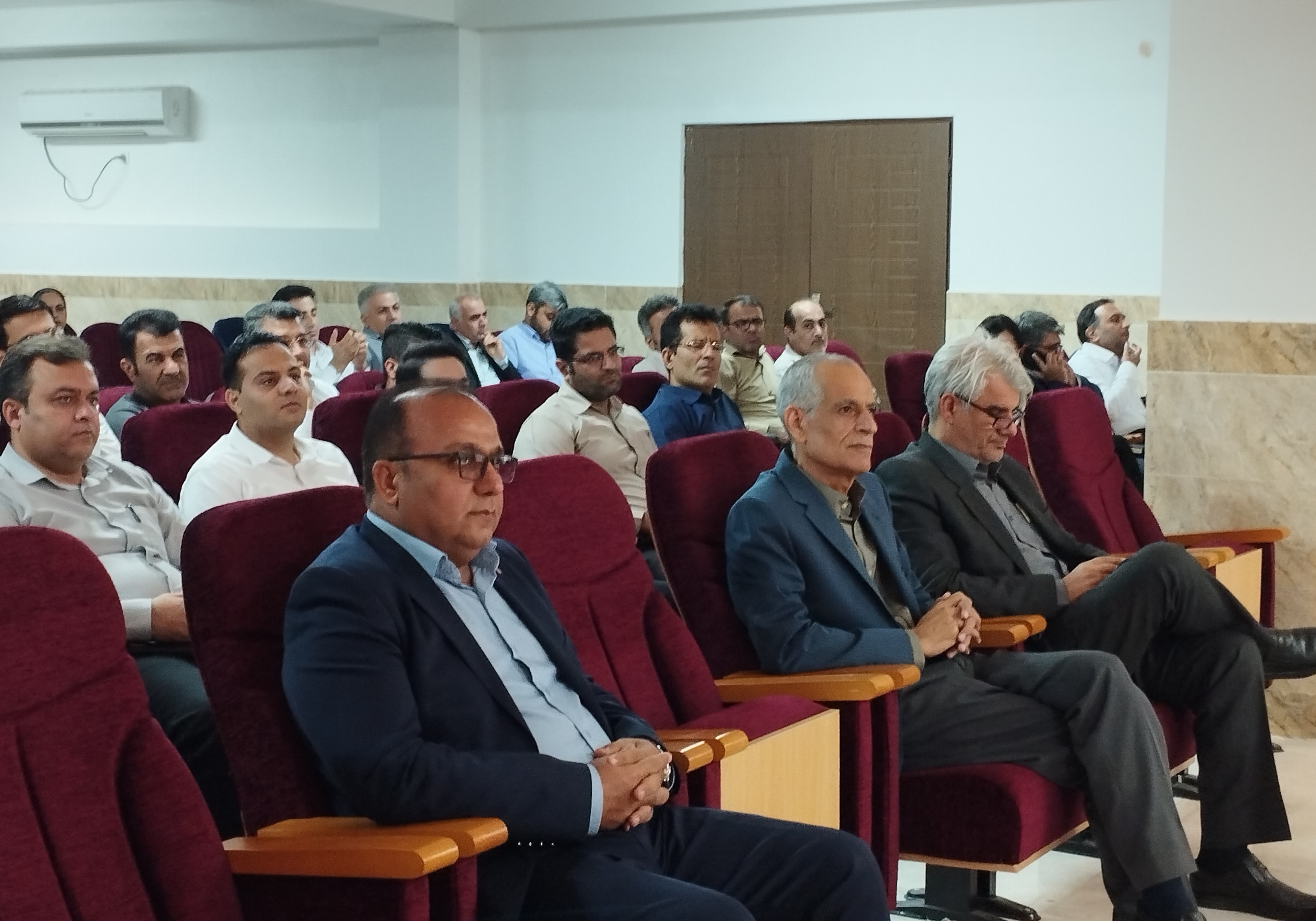 جلسه توجیهی دانشجویان ترم چهارم - جهت اخذ پایان نامه جلسه توجیهی دانشجویان ترم چهارم - جهت اخذ پایان نامه