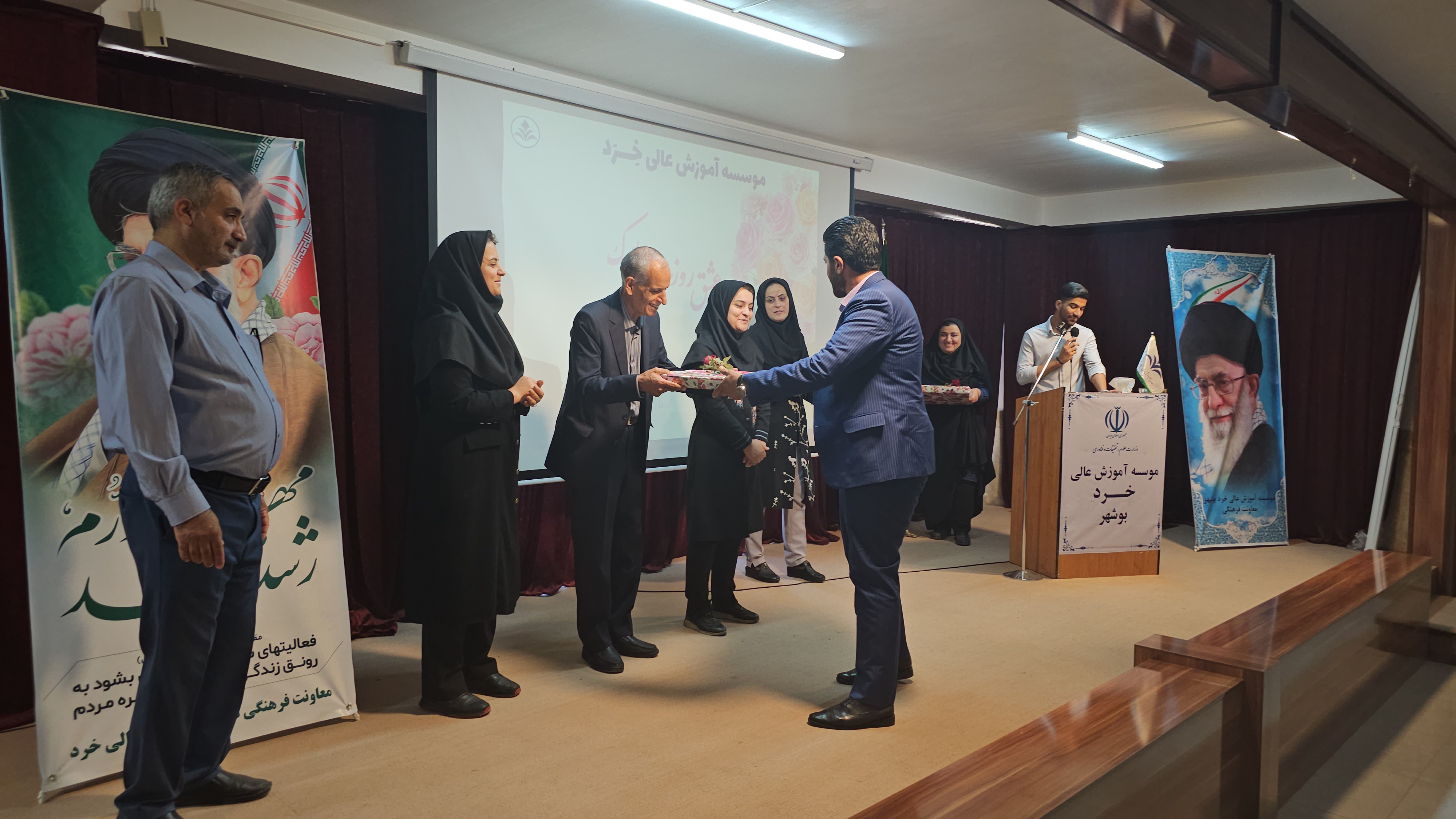 مراسم بزرگداشت روز استاد در موسسه آموزش عالی خرد برگزار شد مراسم بزرگداشت روز استاد در موسسه آموزش عالی خرد برگزار شد