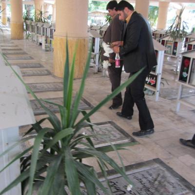 تصاویری از زیارت و غبار روبی گلزار شهدا در هفته بسیج