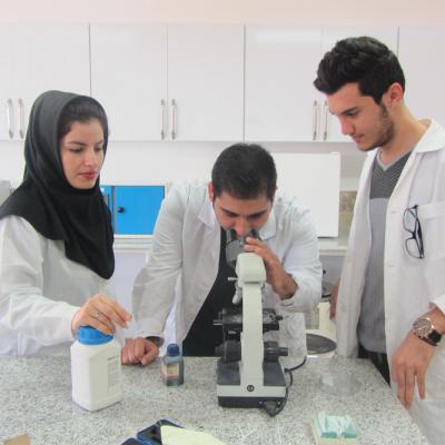 تصاویری از حضور دانشجویان در آزمایشگاه های صنایع شیمیای و غذایی